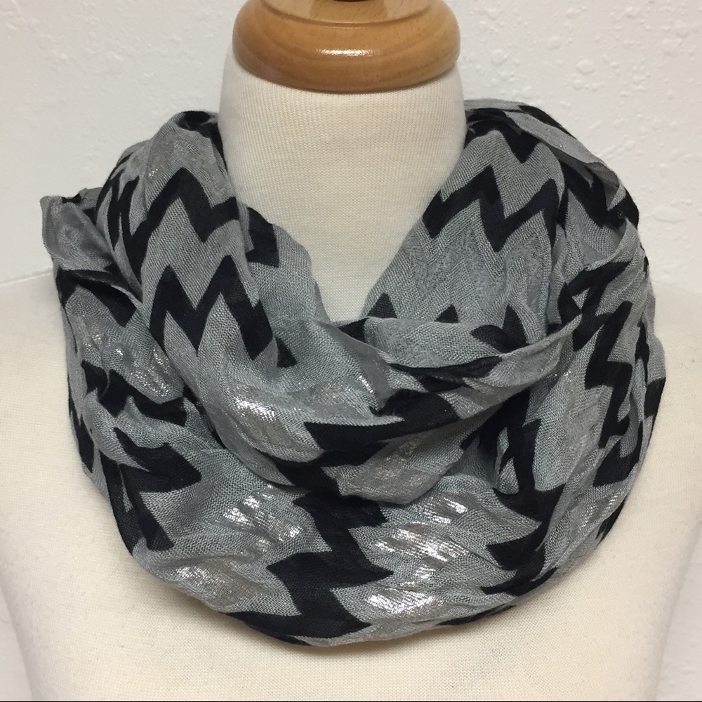 LAST PRICE ⬇️ Charming Charlie Infinity Scarf